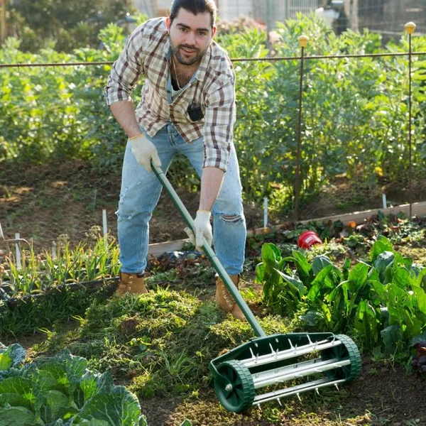 Aérateur à Gazon Roulant de 46 cm Scarificateur Manuel à Pointes Rotatives avec Large Écran de Protection Longue Poignée 46 x 15 x 127 cm Vert