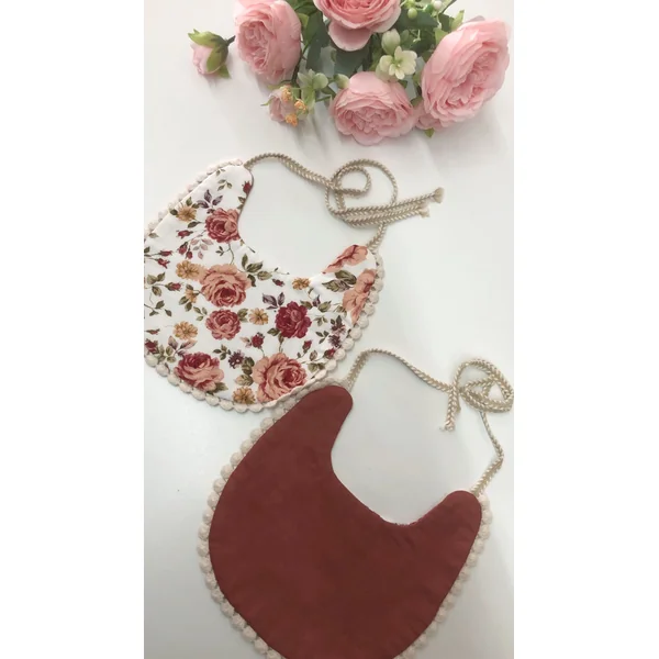 Bavoir beige fleuri