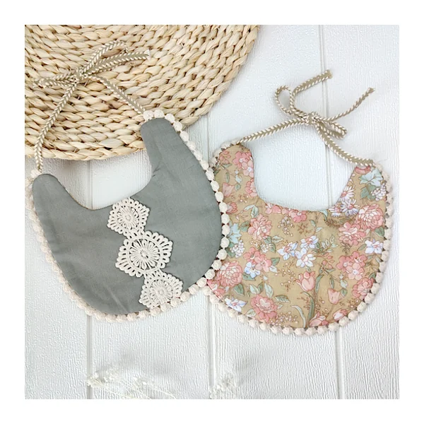 Bavoir beige gris fleuri
