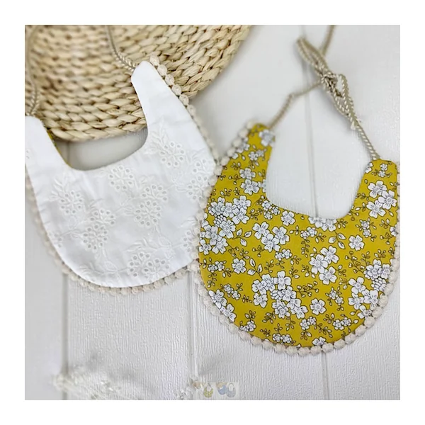 Bavoir blanc jaune fleuri