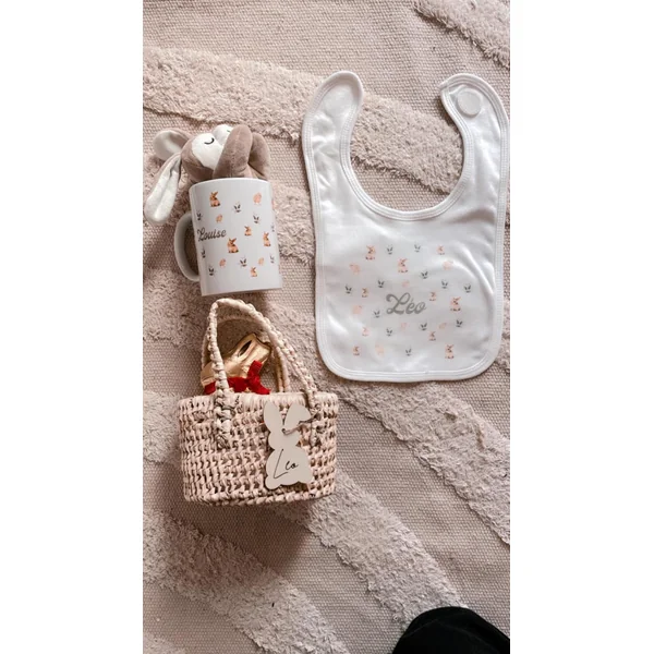 Bavoir personnalisé bébé motif lapins – Édition Pâques | Hey Mama