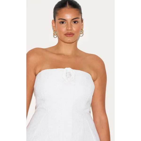 Blanc Robe Trapèze Grande Taille Premium En Bouclé Blanc Avec Camélias