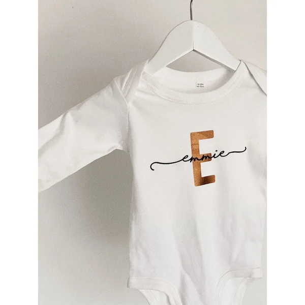 Body bébé personnalisé en coton biologique – Élégance et douceur pour son arrivée