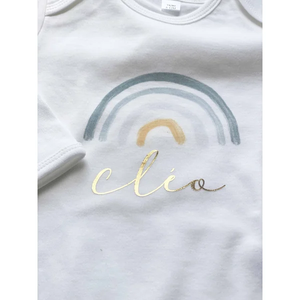 Body personnalisé arc en ciel et doré - un cadeau personnalisé pour bébé