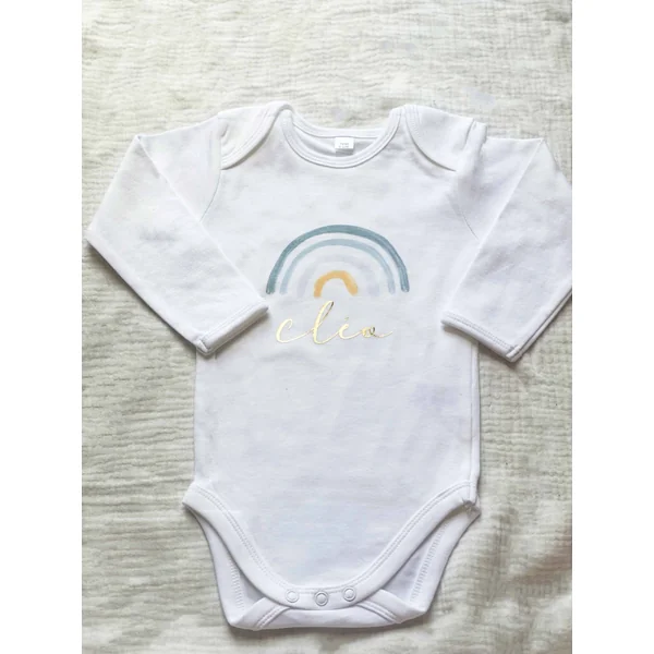 Body personnalisé arc en ciel et doré - un cadeau personnalisé pour bébé