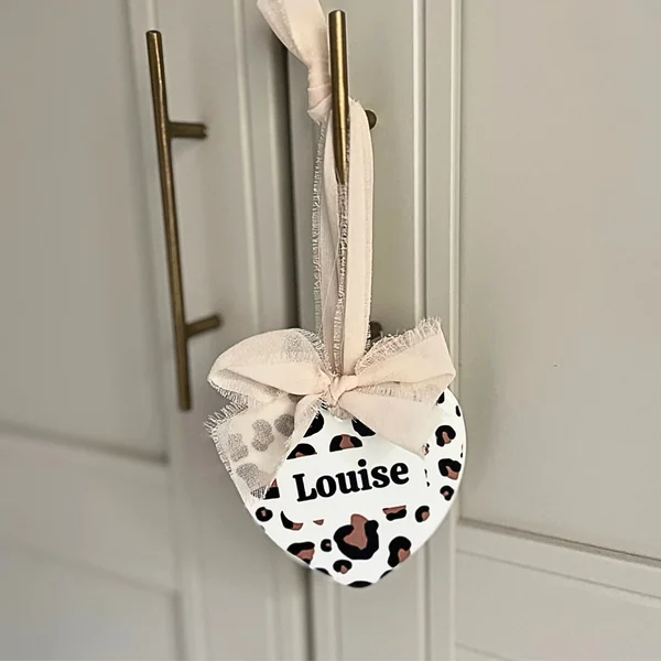 Boule de Noël personnalisée en céramique – Motif léopard avec ruban nœud – Cadeau enfant