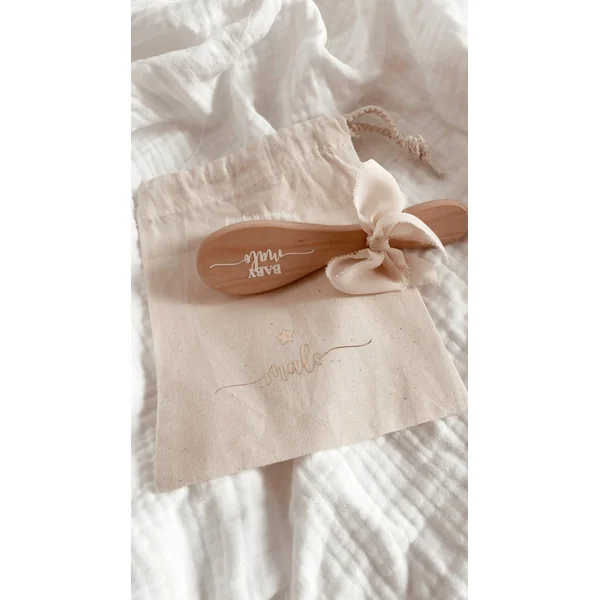 Brosse à cheveux bébé personnalisée avec pochon – Cadeau de naissance doux & stylé