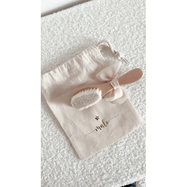 Brosse à cheveux bébé personnalisée avec pochon – Cadeau de naissance doux & stylé