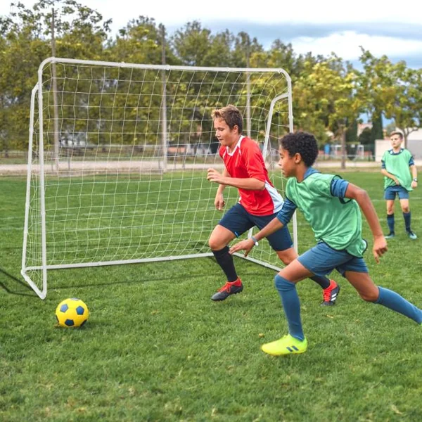 But de Football Enfant Exterieur 215 x 152 cm Cage de Foot avec Filet Résistant aux Intempéries et cadre en Métal Piquets de Sol