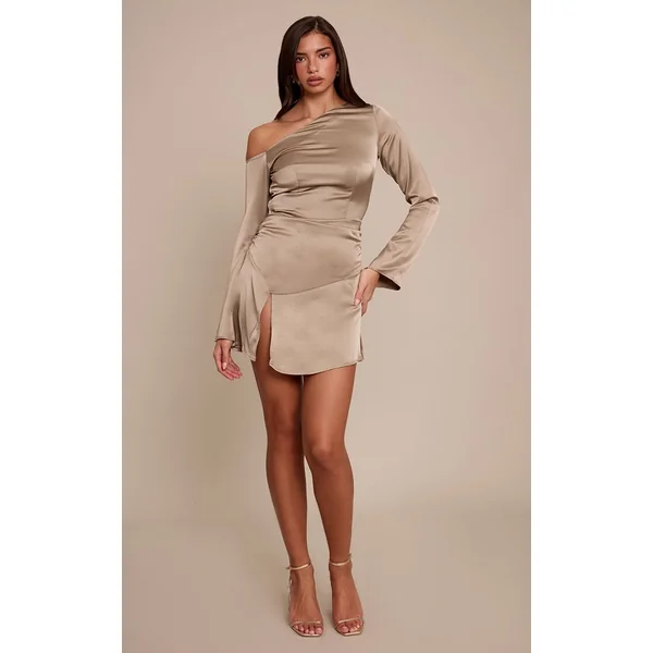 Café Au Lait Robe Droite Courte Asymétrique En Satin À Manche Longue