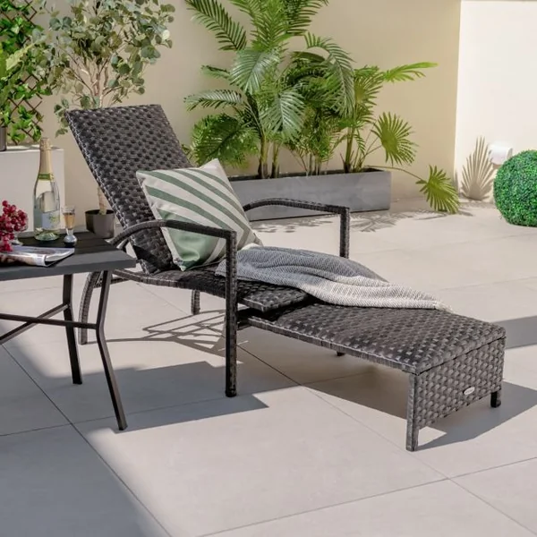Chaise Longue en Rotin avec Pouf Rétractable Dossier Réglable à 5 Niveaux Accoudoirs pour Jardin Arrière-cour 150 kg Marron