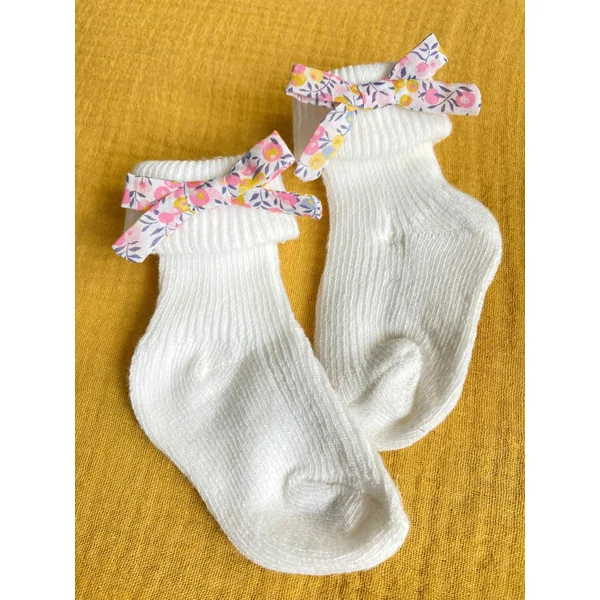 Chaussette bébé en coton biologique avec noeud Liberty