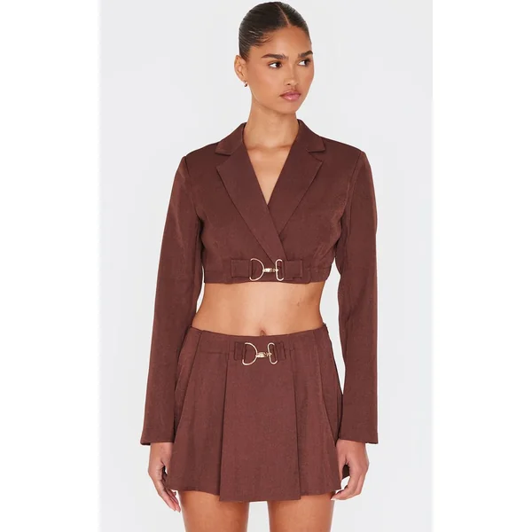 Chocolat Ensemble Coordonné Jupe Mini Plissée Ajustée En Tissu Tissé Avec Détail Boucle