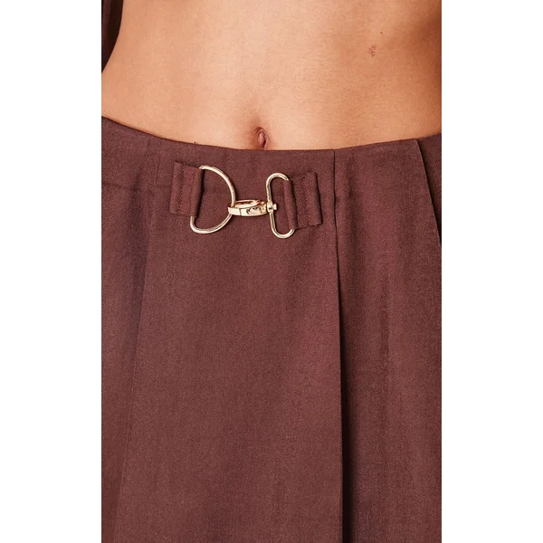Chocolat Ensemble Coordonné Jupe Mini Plissée Ajustée En Tissu Tissé Avec Détail Boucle