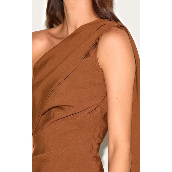 Châtaigne Robe Courte Drapée À Épaule Dénudée En Tissu Tissé