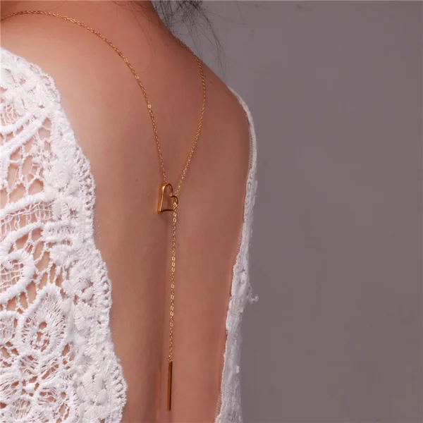 Collier de dos avec coeur et plaque - A porter avec la robe de grossesse et d'allaitement