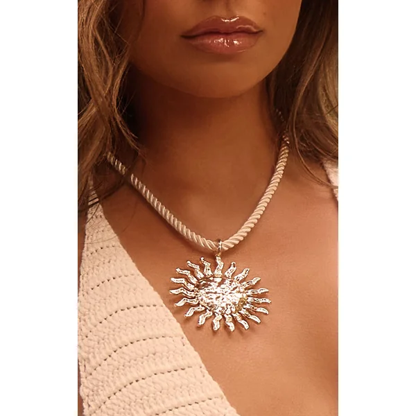 Collier Plastron Soleil Torsadé Façon Corde