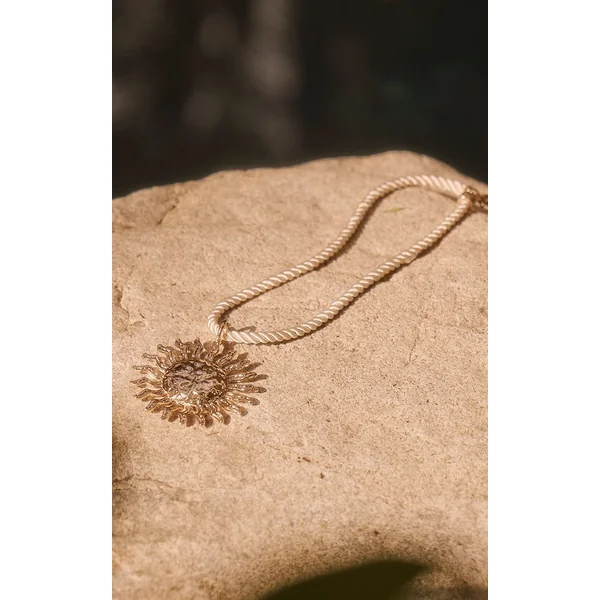 Collier Plastron Soleil Torsadé Façon Corde