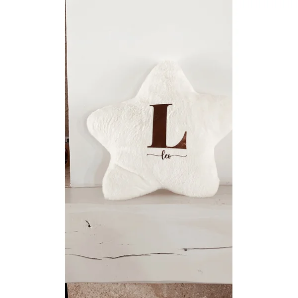Coussin en fourrure étoile personnalisée - Avec initiale et prénom