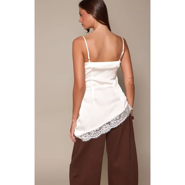 Crème Haut Asymétrique En Satin À Col Bénitier Avec Bordure En Dentelle