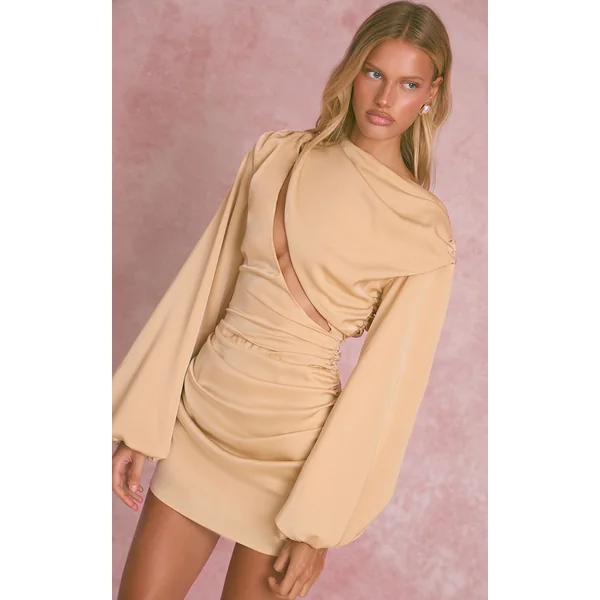 Doré Robe Moulante Courte En Satin À Manches Longues Avec Découpes