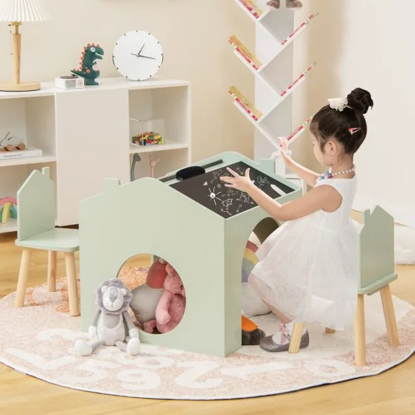 Ensemble Table 61 x 58 x 59 cm (L x l x H) avec 2 Chaises pour Enfants Tableau Noir Incliné Rainure de Rangement Vert