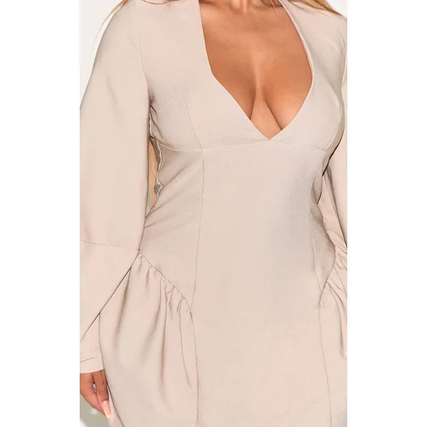 Gris Pierre Robe Courte Cintrée À Taille Resserrée Avec Décolleté Plongeant Et Manches Cocon