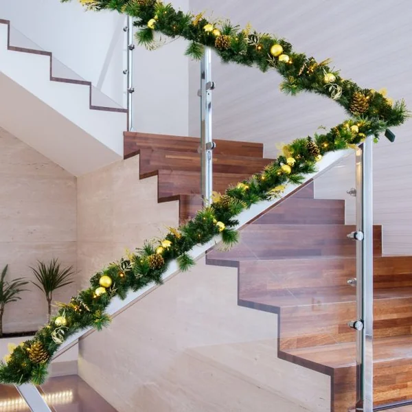 Guirlande de Noël Artificielle Pré-illuminée de 270 cm avec 50 Lumières LED Blanc Chaud Décoration de Noël à Piles avec Pommes de Pin Baies Boules Fleurs