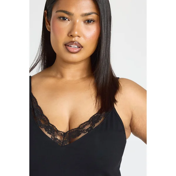 Haut Grande Taille Avec Bordure En Dentelle Et Encolure Nouée