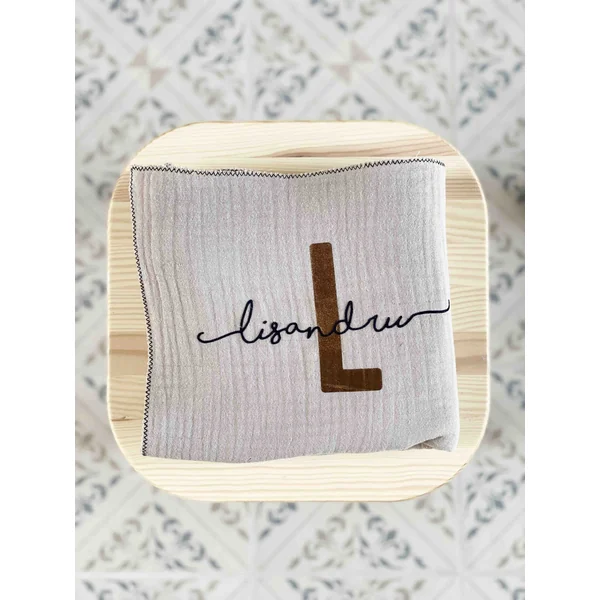 Lange Personnalisé Signature Taupe – Élégance et Douceur pour Bébé
