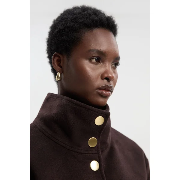 Manteau Court Ajusté en Laine Brossée à Col Montant