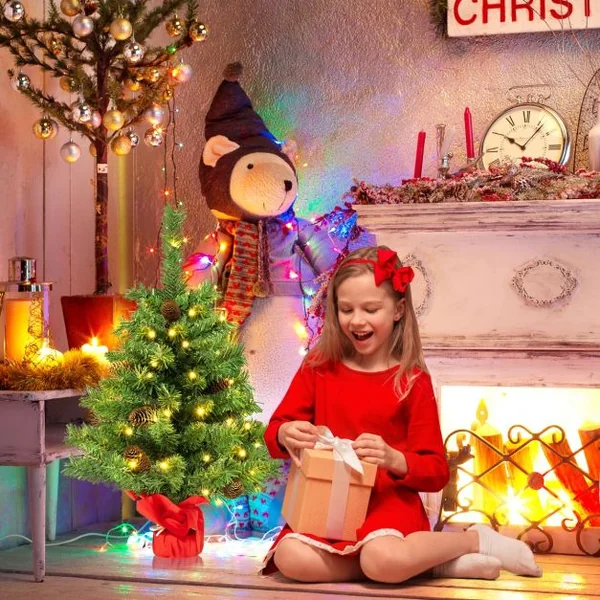 Mini Arbre de Noël Pré-illuminé 64 cm Sapin de Noël de Table avec 50 Lumières LED 8 Modes d'Éclairage 8 Pommes de Pin Base en Ciment