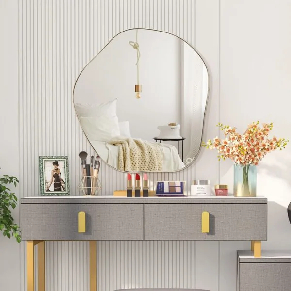 Miroir Mural Irrégulier 75,5 x 70 Cm Miroir Asymétrique avec Cadre en Métal avec Vis d'Expansion Miroir de Courtoisie Décoratif pour Salon Or