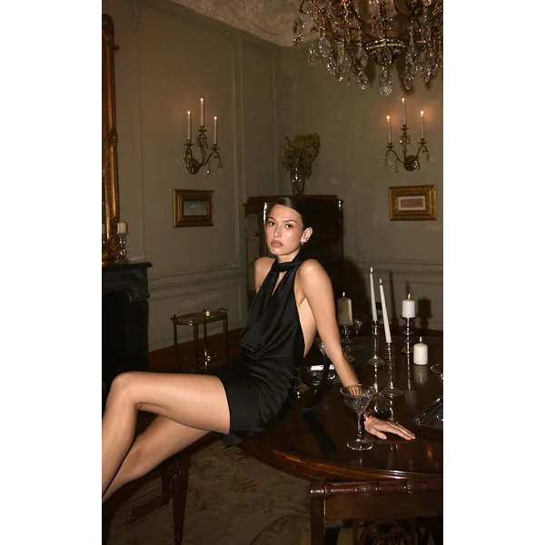 Noir Robe Courte Satinée À Col Bénitier