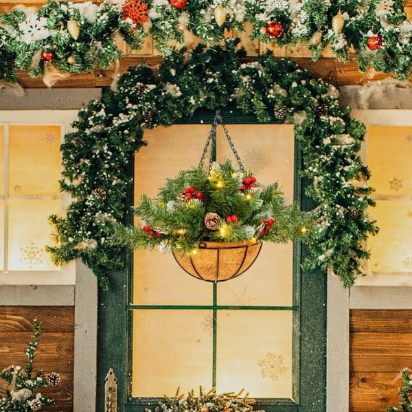 Panier Suspendu de Noël Artificiel Pré-Illuminé avec 60 Branches Enneigées 7 Pommes de Pin 7 Baies Rouges 30 Lumières LED