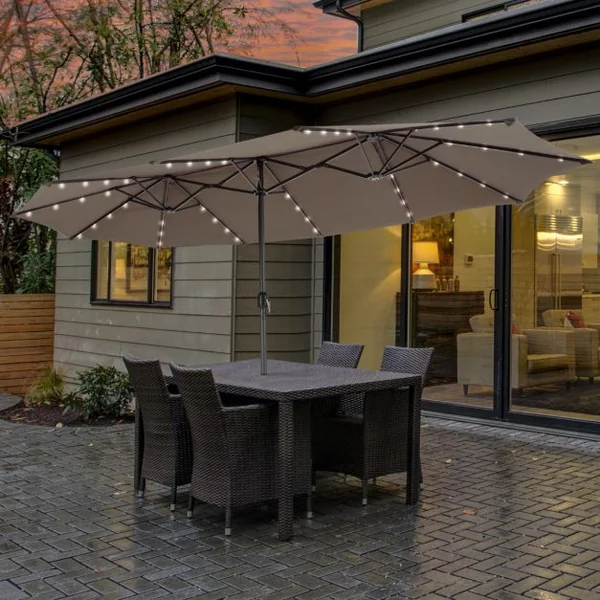 Parasol de Terrasse Double Face de 4,70m avec 48 Lumières LED Panneau Solaire à Chargement Automatique Parasol Extra-large à Manivelle 4 Couleurs au Choix