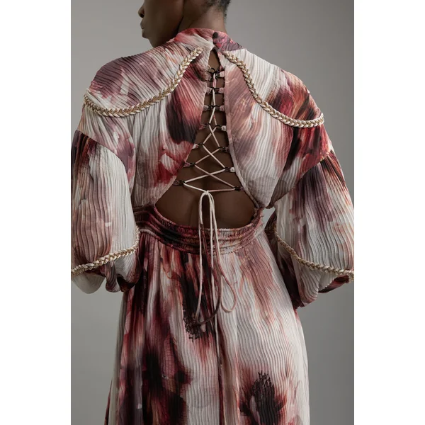 Petite robe maxi tissée à motifs floraux froissée avec dos lacé et embellissements