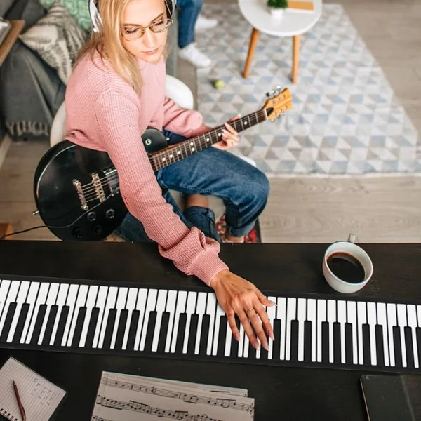 Piano à 88 Touches avec 128 Rythmes et 128 Sons Clavier Électronique avec Fonction MIDI Pédale de Sustain pour Enfants de 3 Ans+ Noir