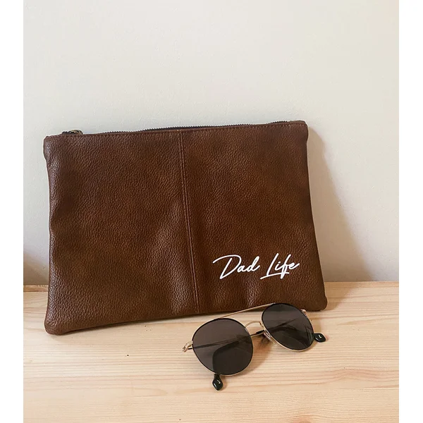 Pochette "Dad Life" Personnalisée – Élégante et Pratique avec Aspect Cuir Grainé
