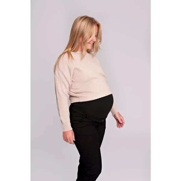 Pull cropped de grossesse couleur sable – maille douce & cosy