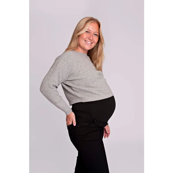 Pull cropped de grossesse gris clair – maille douce & cosy