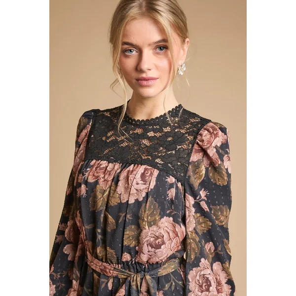 Robe Courte Petite À Taille Ceinturée Et Devant En Dentelle Avec Manches Longues