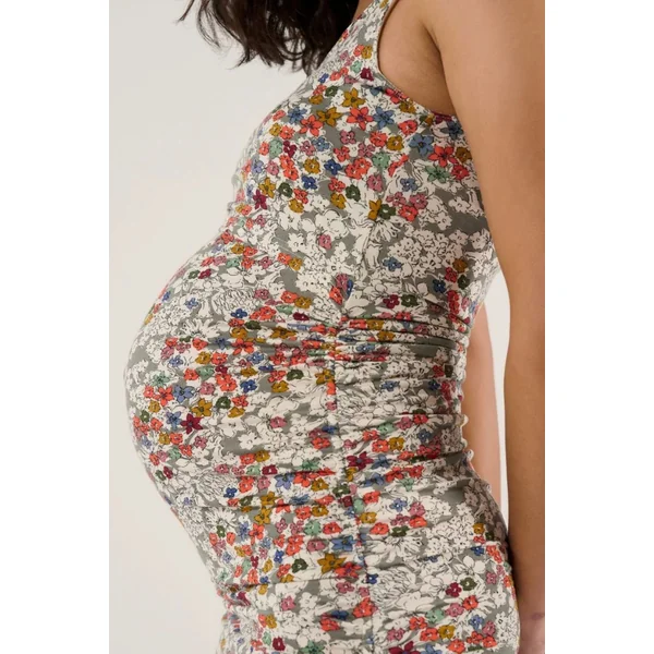 Robe de grossesse fleurie près du corps – allaitement facile