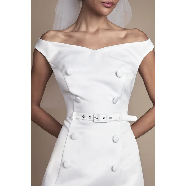 Robe de Mariée Courte Bardot Cintrée à Détails Boutonnés
