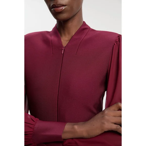 Robe en maille sculptante avec zip et manches en chiffon