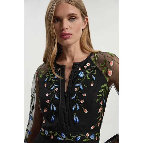 Robe Longue Ceinturée en Maille Tissée avec Broderies Florales Placées