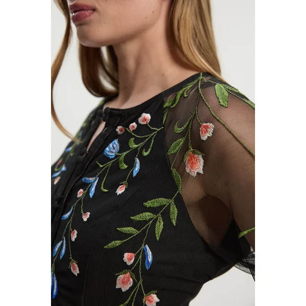 Robe Longue Ceinturée en Maille Tissée avec Broderies Florales Placées