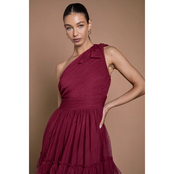 Robe Longue De Demoiselle D'honneur Bordeaux En Mesh Plissé À Une Épaule Avec Volants Étagés