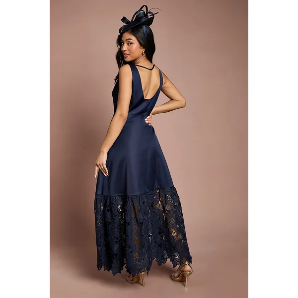 Robe Longue Satinée Structurée à Ourlet en Dentelle Petite Taille