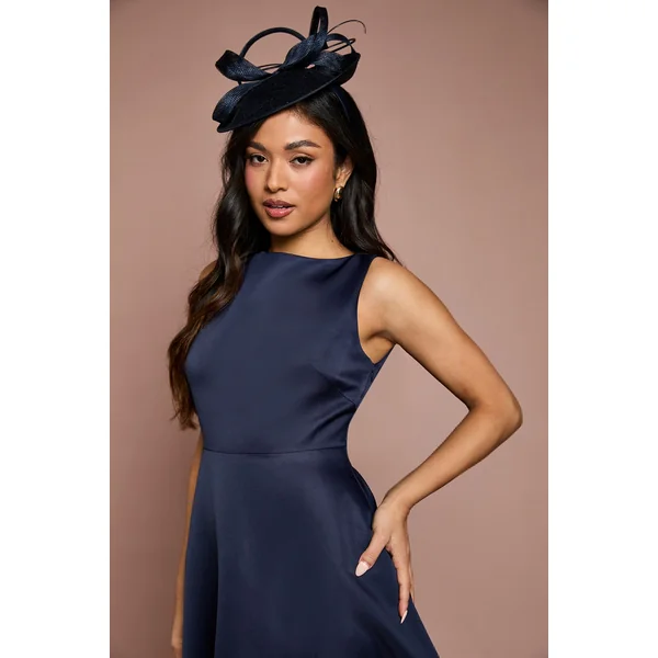 Robe Longue Satinée Structurée à Ourlet en Dentelle Petite Taille